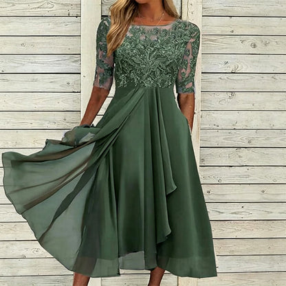 Midikjole med blomsterbroderi – løstsittende og elegant med rund hals🌸