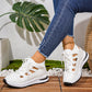 Pustende sneakers med snøring og utskjæringer