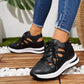 Pustende sneakers med snøring og utskjæringer