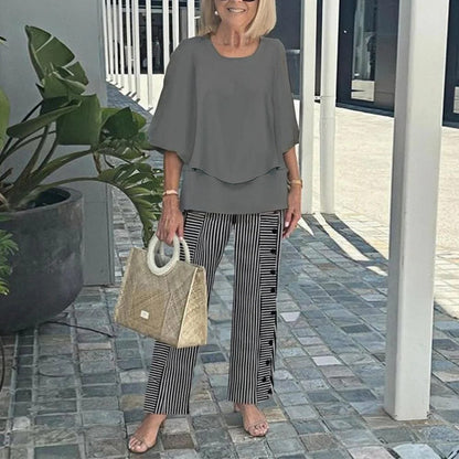 ✨ Avslappet rundhalset topp med halvermer og trykte bukser for kvinner