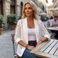 Elegant blomstrete blondeblazer for kvinner