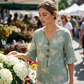 Sommerbluse med blomsterprint og volangermer for kvinner