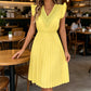 Blondekjole med V-hals, rysjeermer og plisseringer for kvinner i midi-lengde
