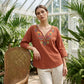 Vintage-bluse med blomsterbroderi og V-hals for kvinner