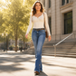 Høytsittende slitte flare-jeans for kvinner