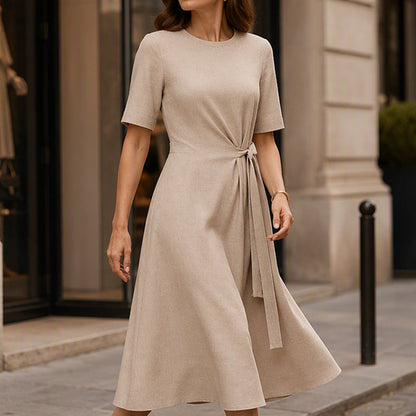 Elegant midi-kjole for kvinner med justerbar midjebånd
