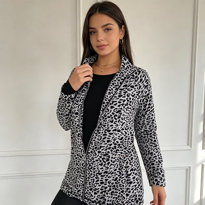 Damejakke med glidelås og leopardmønster