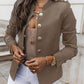 Elegant, ettersittende blazer for kvinner med gullknapper