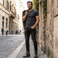 Smalpassede revne jeans for menn