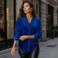 Damebluse med ensfarget design og volangkrage