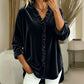 Damebluse med ensfarget design og volangkrage