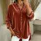 Damebluse med ensfarget design og volangkrage