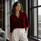 Damebluse med ensfarget design og volangkrage
