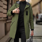 Mellomlang vindjakke i trench-stil med hette for menn