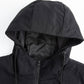 Mellomlang vindjakke i trench-stil med hette for menn