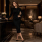 Elegant asymmetrisk ensfarget kjole med knepping for kvinner