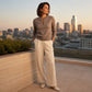 Elegant ribbestrikket topp for kvinner med metallspenne