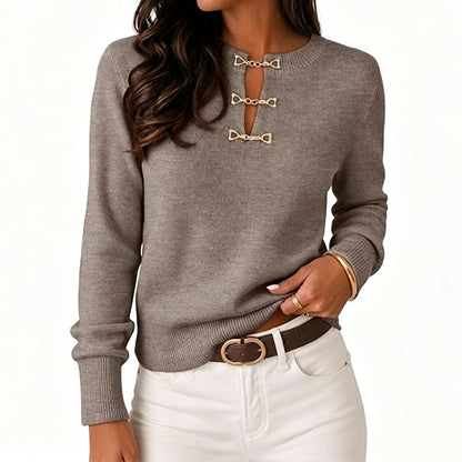 Elegant ribbestrikket topp for kvinner med metallspenne